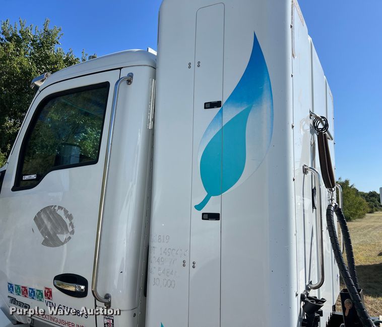 image for item EJ2897 2016 Kenworth  T880 semi truck