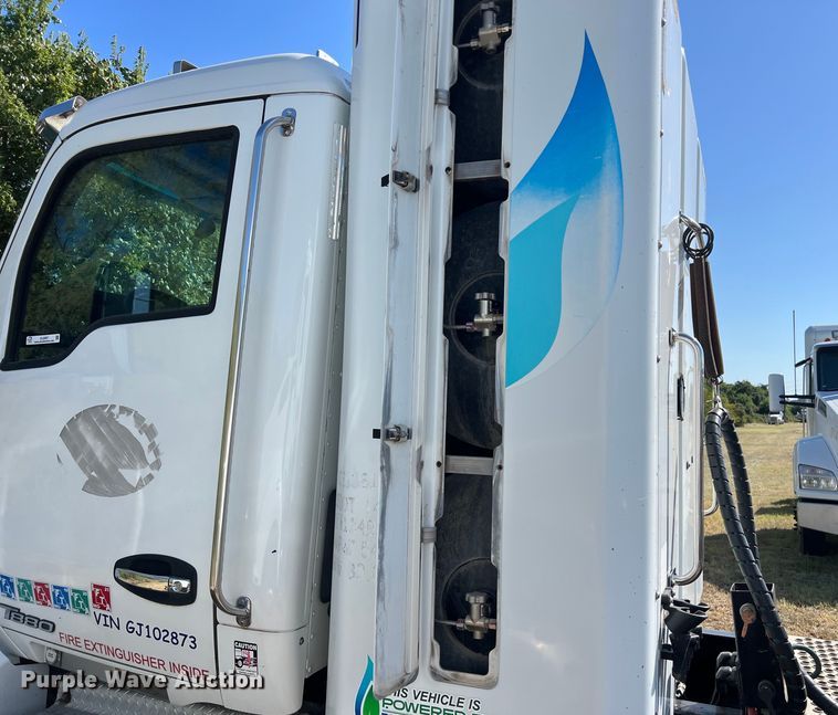 image for item EJ2897 2016 Kenworth  T880 semi truck