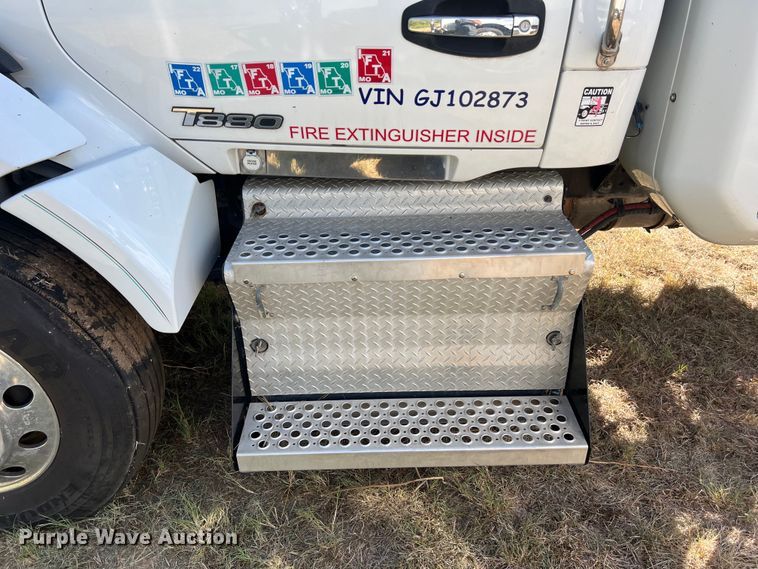 image for item EJ2897 2016 Kenworth  T880 semi truck