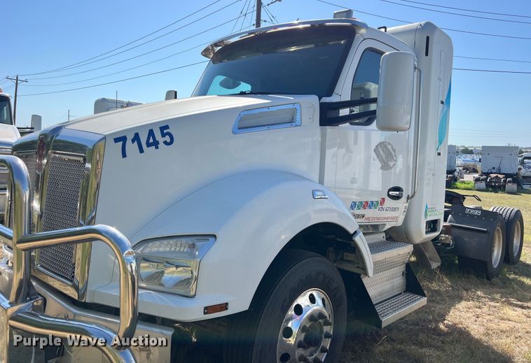 image for item EJ2897 2016 Kenworth  T880 semi truck