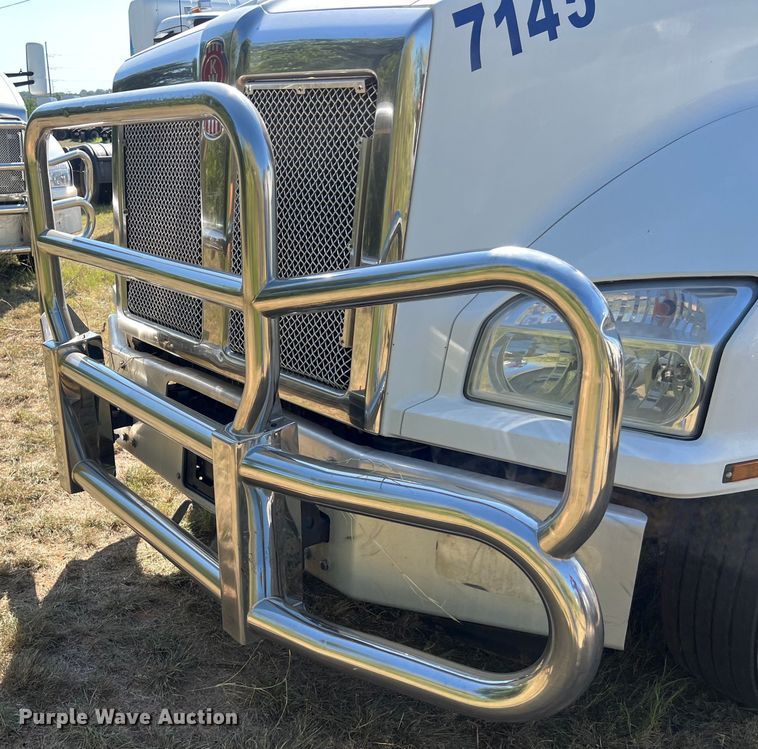 image for item EJ2897 2016 Kenworth  T880 semi truck