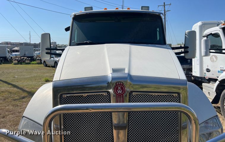 image for item EJ2897 2016 Kenworth  T880 semi truck