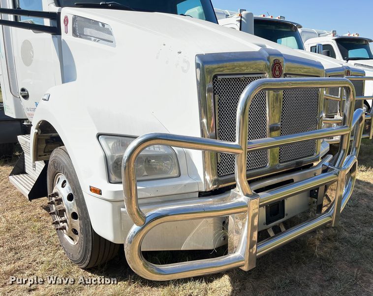 image for item EJ2897 2016 Kenworth  T880 semi truck