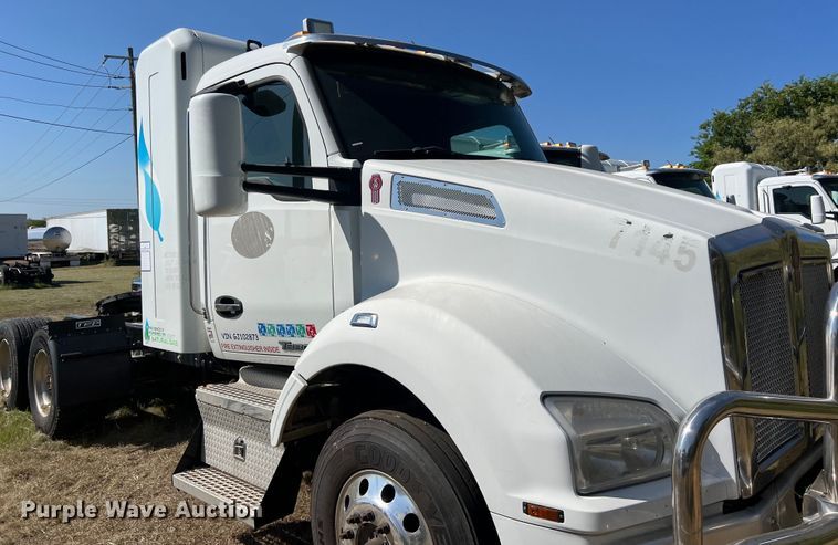 image for item EJ2897 2016 Kenworth  T880 semi truck