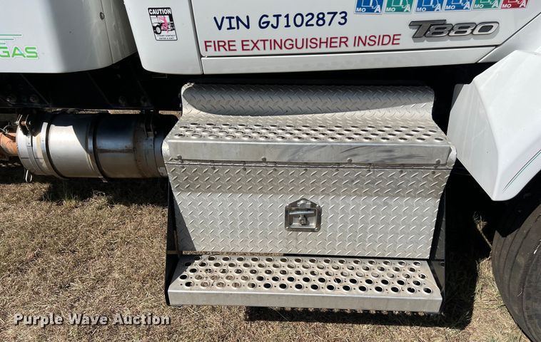 image for item EJ2897 2016 Kenworth  T880 semi truck