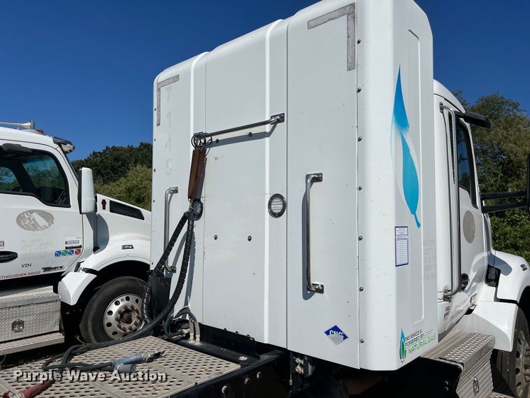 image for item EJ2897 2016 Kenworth  T880 semi truck