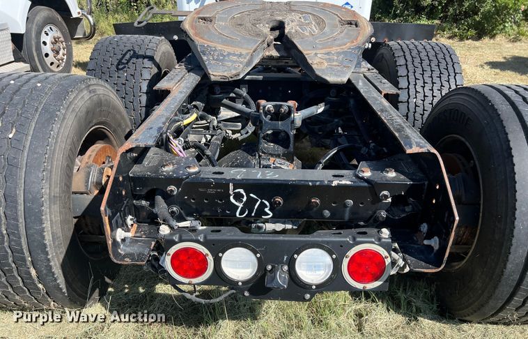 image for item EJ2897 2016 Kenworth  T880 semi truck