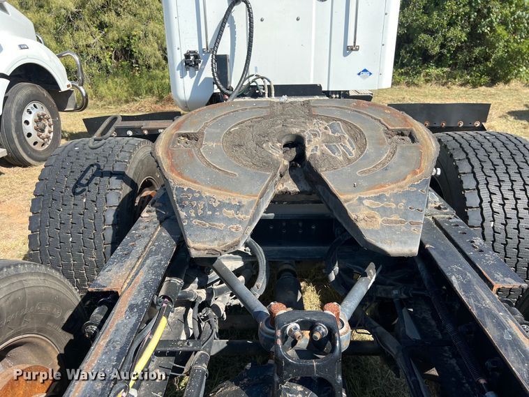 image for item EJ2897 2016 Kenworth  T880 semi truck