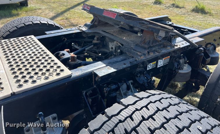 image for item EJ2897 2016 Kenworth  T880 semi truck