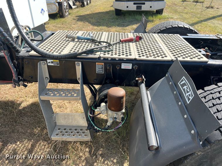 image for item EJ2897 2016 Kenworth  T880 semi truck