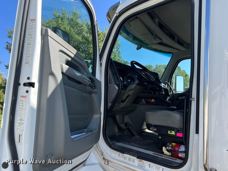 image for item EJ2897 2016 Kenworth  T880 semi truck