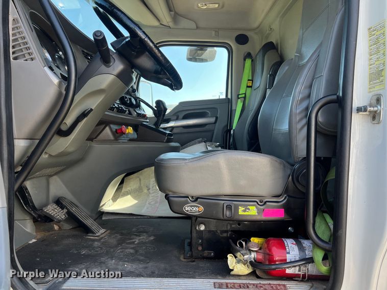 image for item EJ2897 2016 Kenworth  T880 semi truck