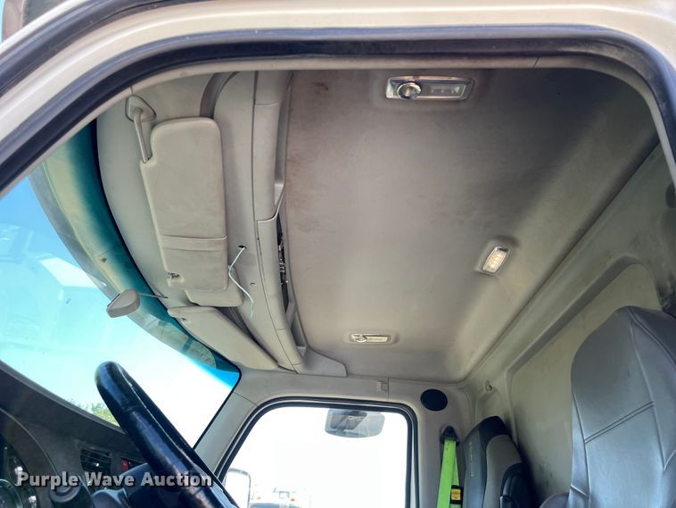 image for item EJ2897 2016 Kenworth  T880 semi truck