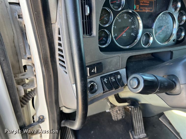 image for item EJ2897 2016 Kenworth  T880 semi truck