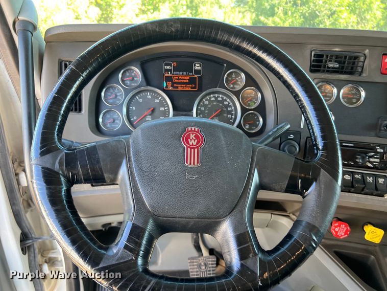 image for item EJ2897 2016 Kenworth  T880 semi truck