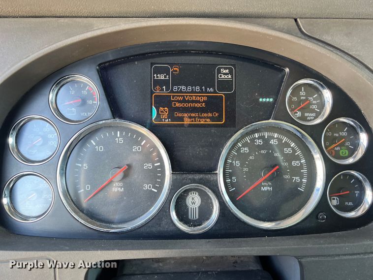 image for item EJ2897 2016 Kenworth  T880 semi truck