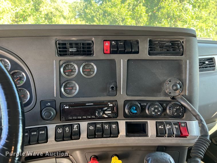 image for item EJ2897 2016 Kenworth  T880 semi truck