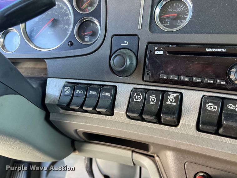 image for item EJ2897 2016 Kenworth  T880 semi truck