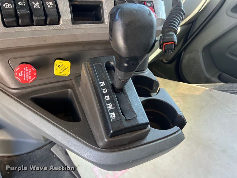 image for item EJ2897 2016 Kenworth  T880 semi truck