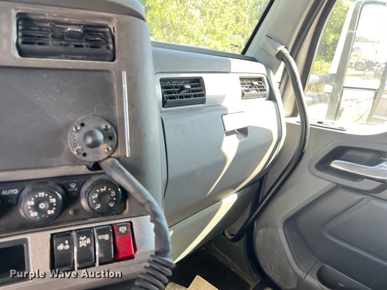 image for item EJ2897 2016 Kenworth  T880 semi truck