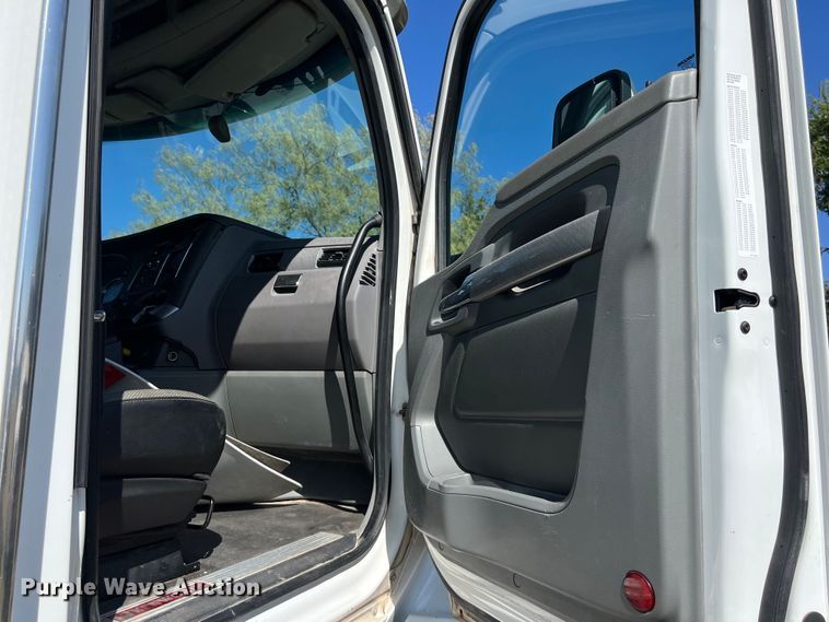 image for item EJ2897 2016 Kenworth  T880 semi truck