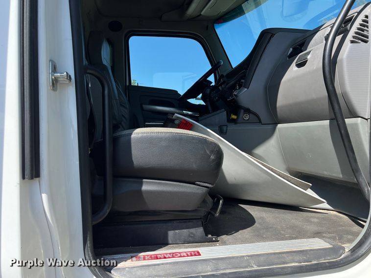 image for item EJ2897 2016 Kenworth  T880 semi truck