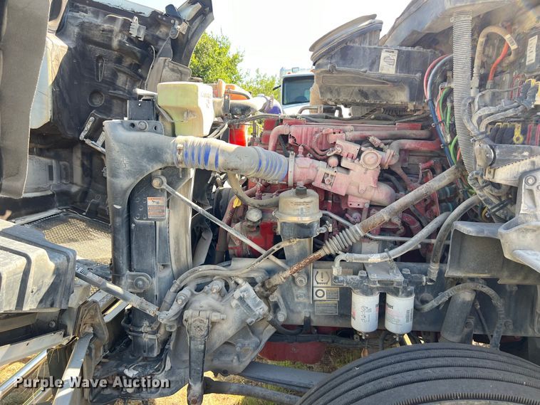 image for item EJ2897 2016 Kenworth  T880 semi truck