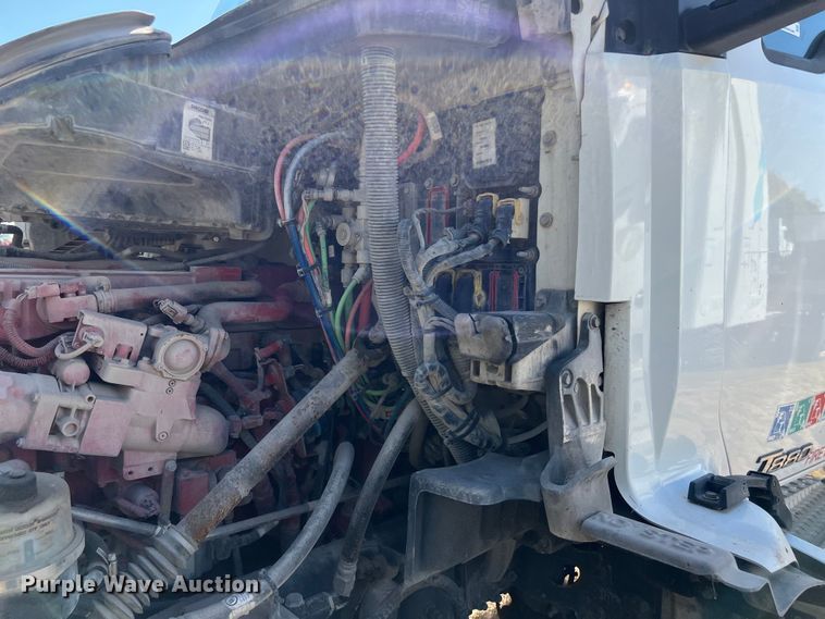 image for item EJ2897 2016 Kenworth  T880 semi truck