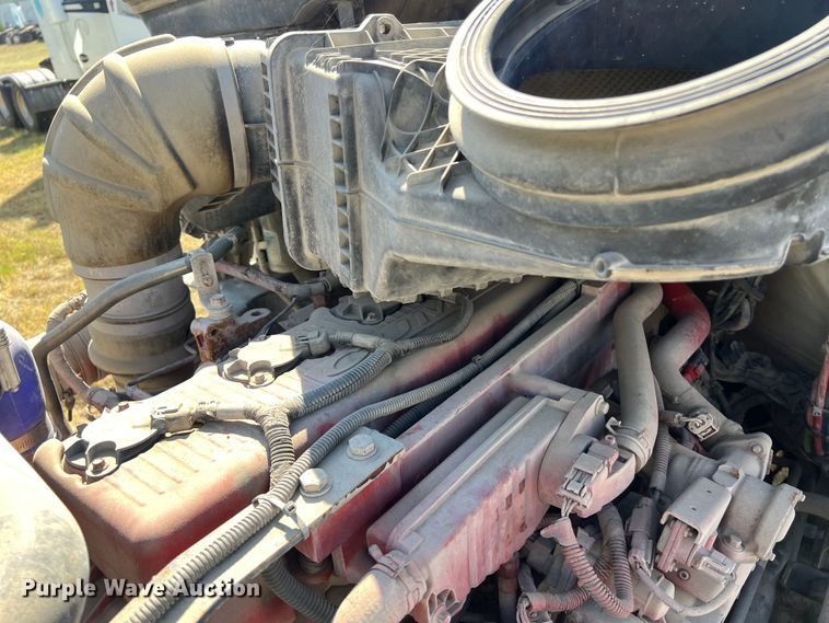 image for item EJ2897 2016 Kenworth  T880 semi truck