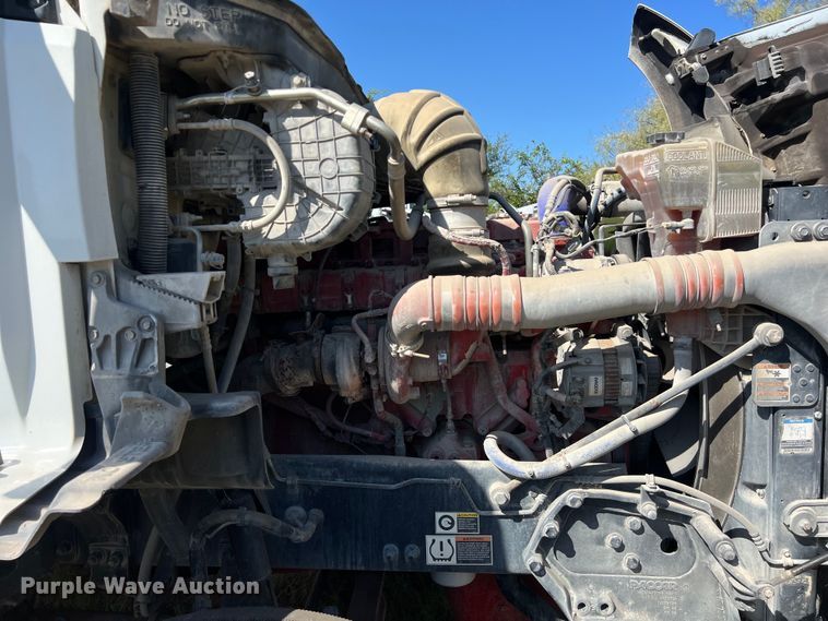 image for item EJ2897 2016 Kenworth  T880 semi truck