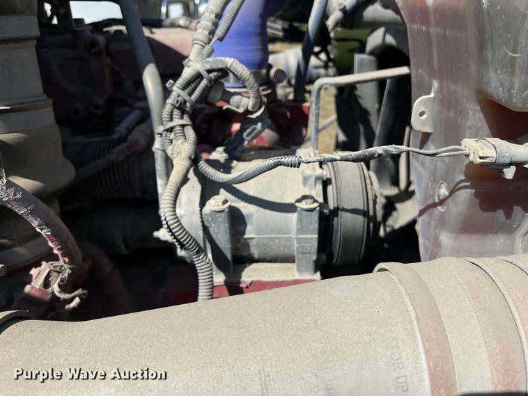 image for item EJ2897 2016 Kenworth  T880 semi truck