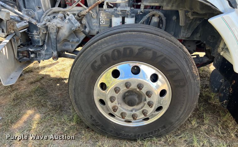 image for item EJ2897 2016 Kenworth  T880 semi truck