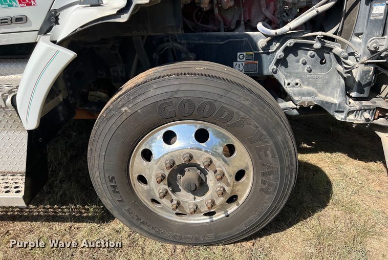 image for item EJ2897 2016 Kenworth  T880 semi truck