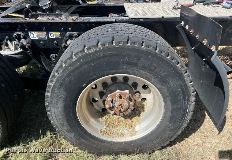 image for item EJ2897 2016 Kenworth  T880 semi truck