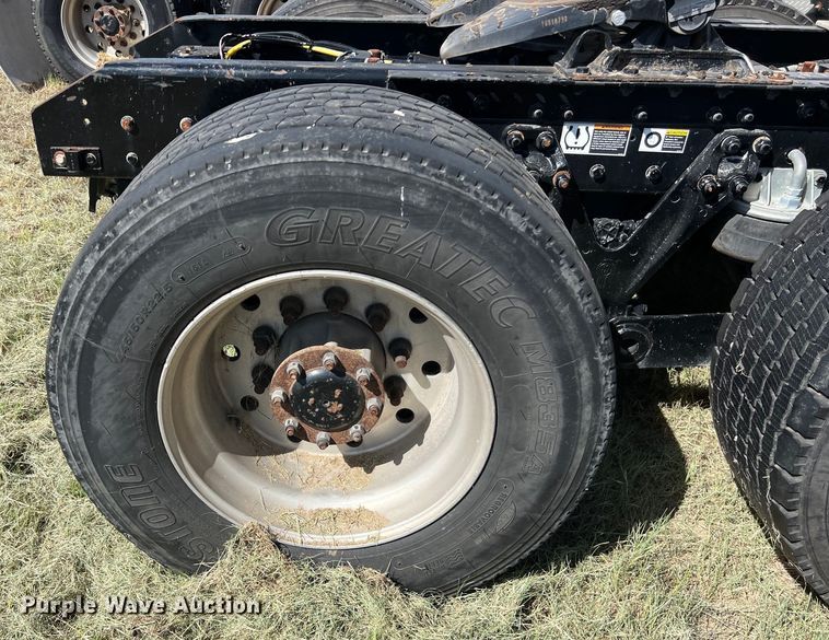 image for item EJ2897 2016 Kenworth  T880 semi truck