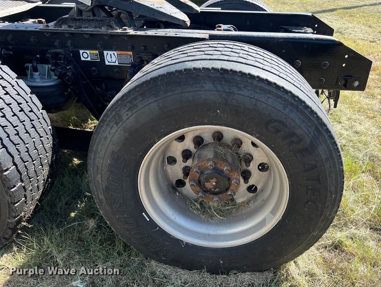 image for item EJ2897 2016 Kenworth  T880 semi truck