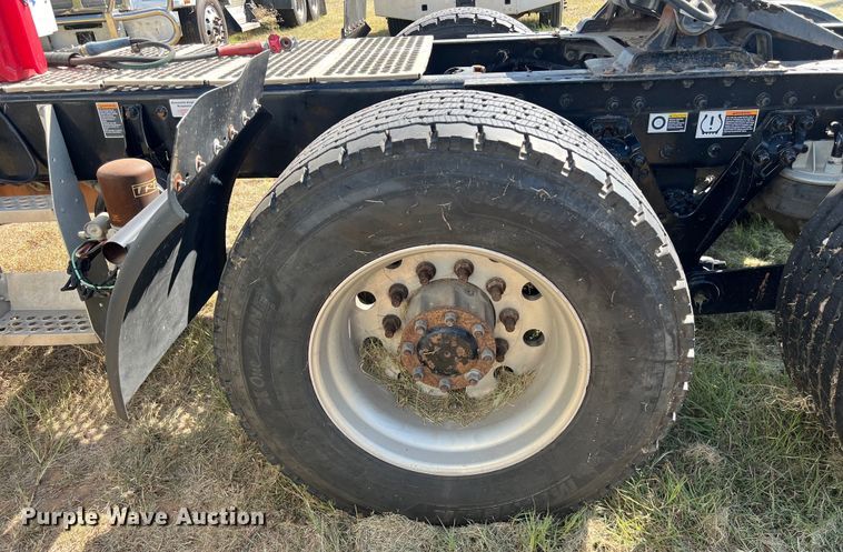 image for item EJ2897 2016 Kenworth  T880 semi truck