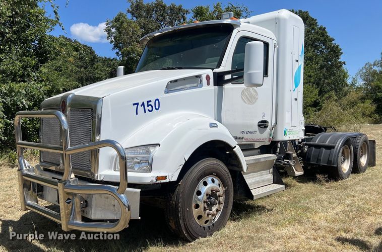 image for item EJ2898 2016 Kenworth T880 semi truck