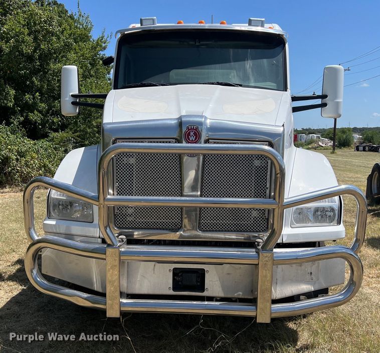 image for item EJ2898 2016 Kenworth T880 semi truck