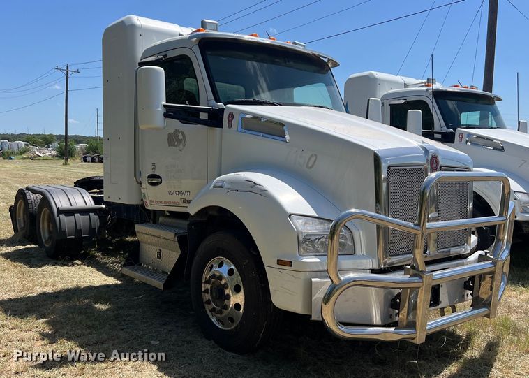 image for item EJ2898 2016 Kenworth T880 semi truck