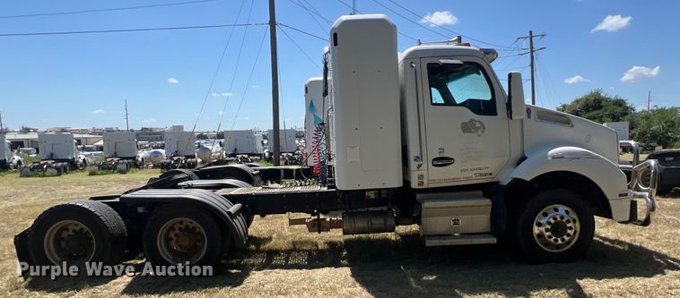 image for item EJ2898 2016 Kenworth T880 semi truck