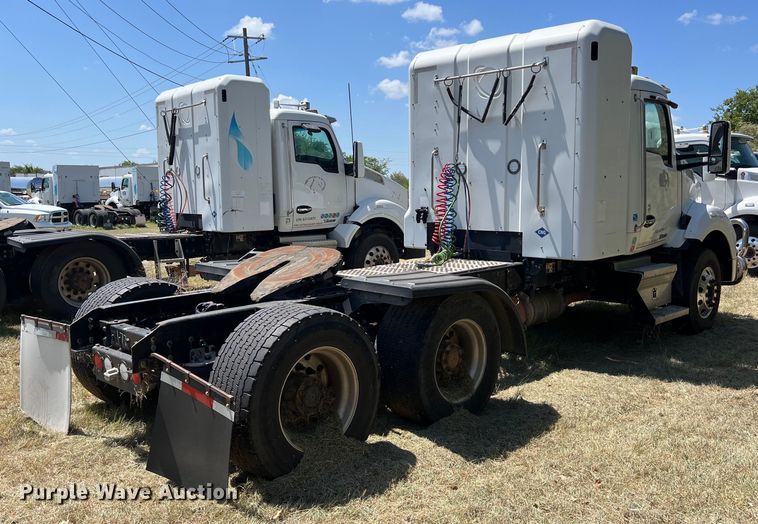 image for item EJ2898 2016 Kenworth T880 semi truck