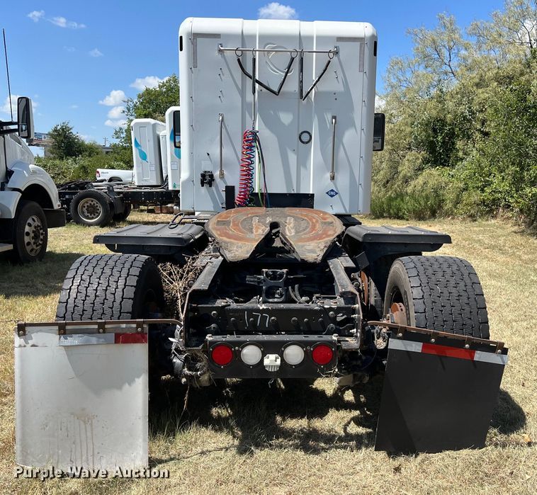 image for item EJ2898 2016 Kenworth T880 semi truck