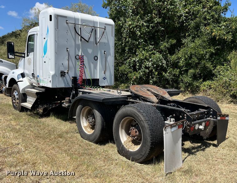 image for item EJ2898 2016 Kenworth T880 semi truck