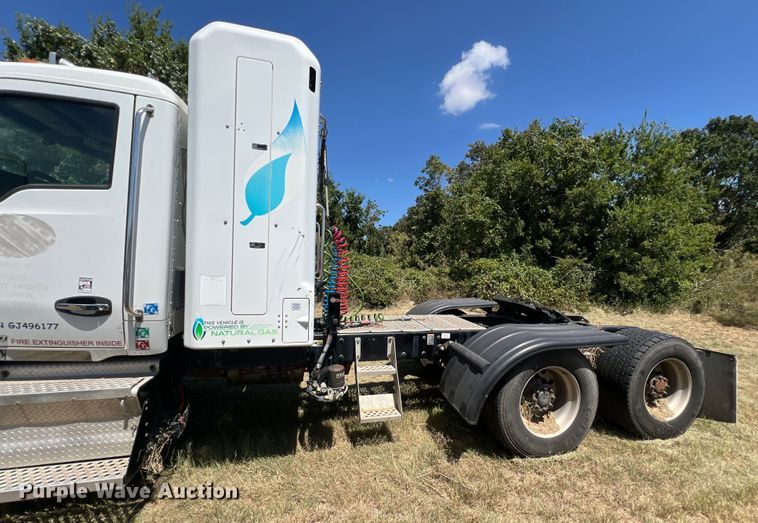 image for item EJ2898 2016 Kenworth T880 semi truck