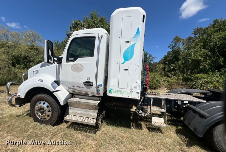 image for item EJ2898 2016 Kenworth T880 semi truck