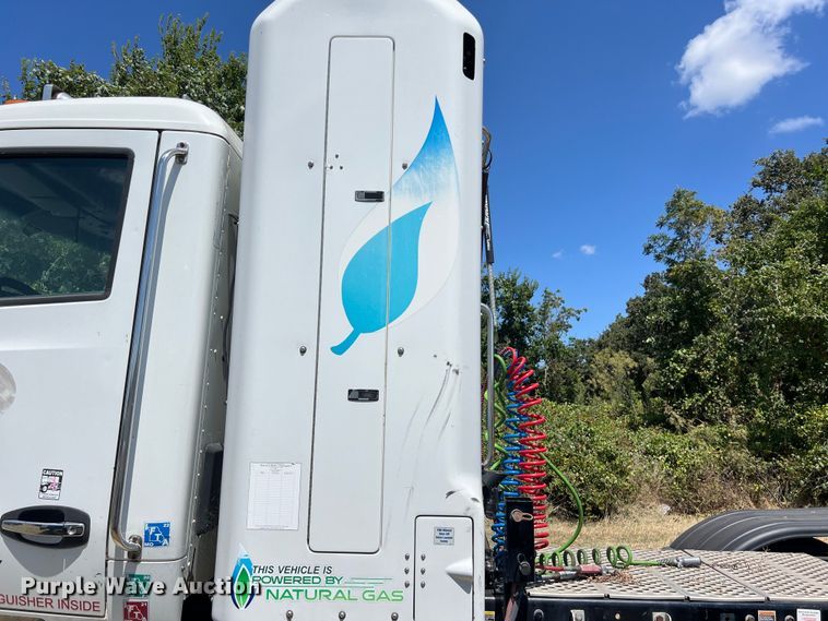 image for item EJ2898 2016 Kenworth T880 semi truck