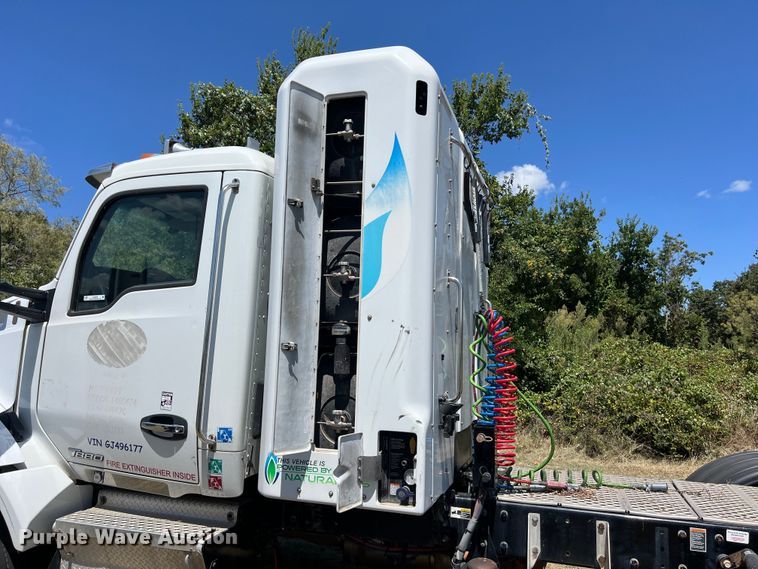 image for item EJ2898 2016 Kenworth T880 semi truck