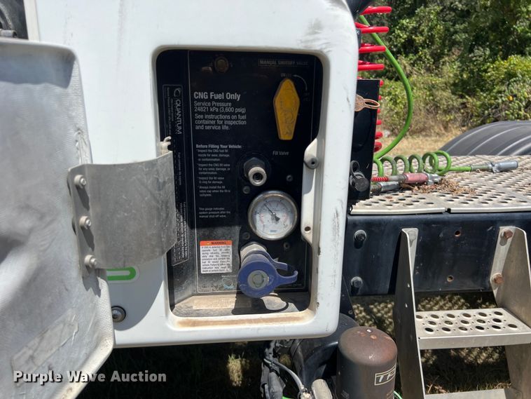 image for item EJ2898 2016 Kenworth T880 semi truck