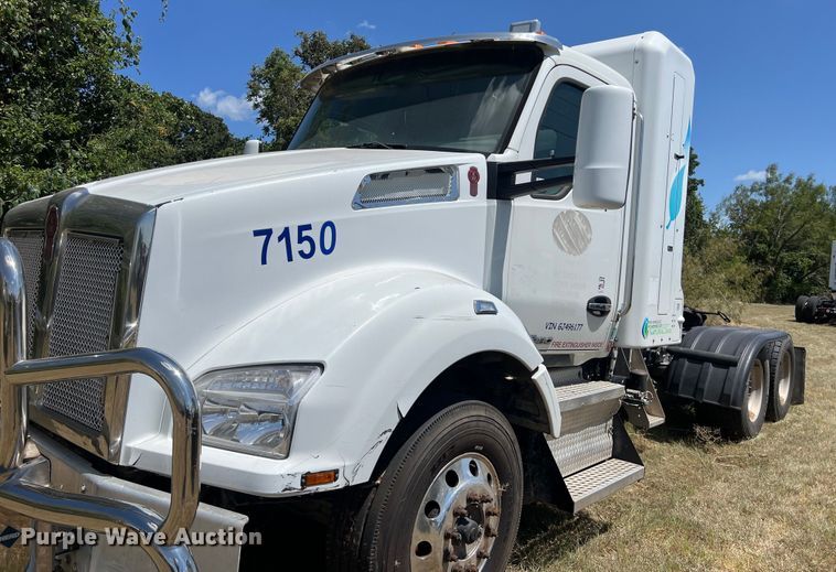 image for item EJ2898 2016 Kenworth T880 semi truck